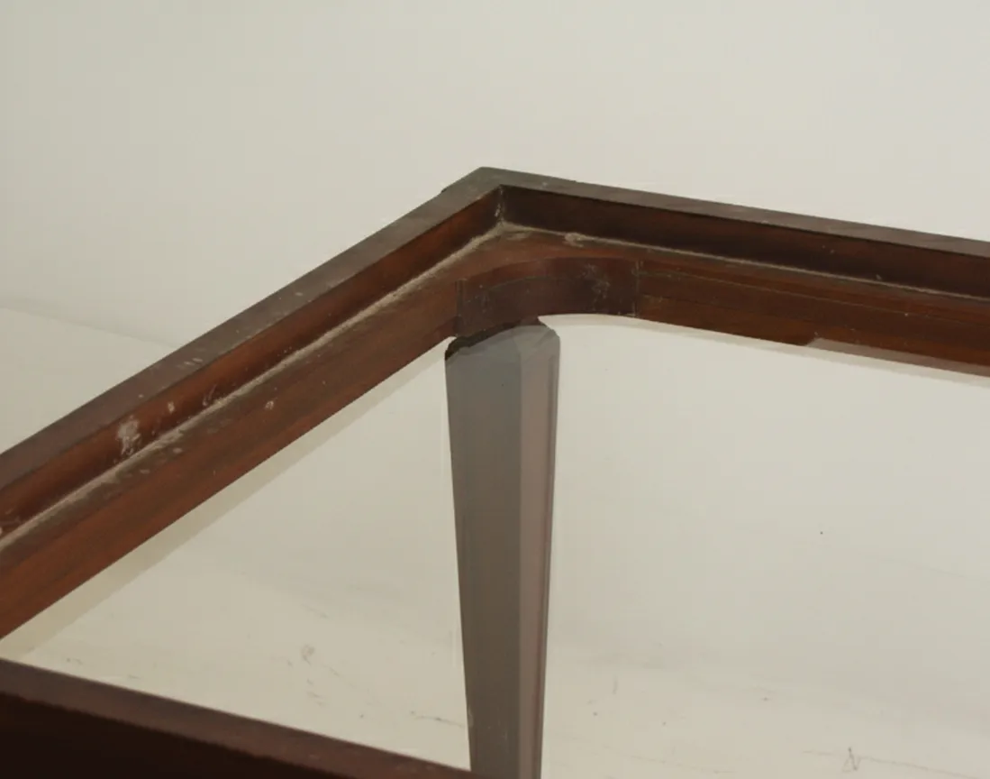 vista di uno sgabello antico con design semplice in un ambiente neutro