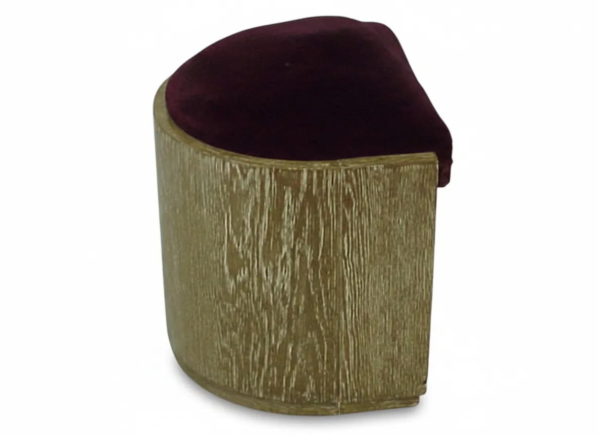 Antigua banqueta de diseño elegante con tapizado rojo y forma curva.