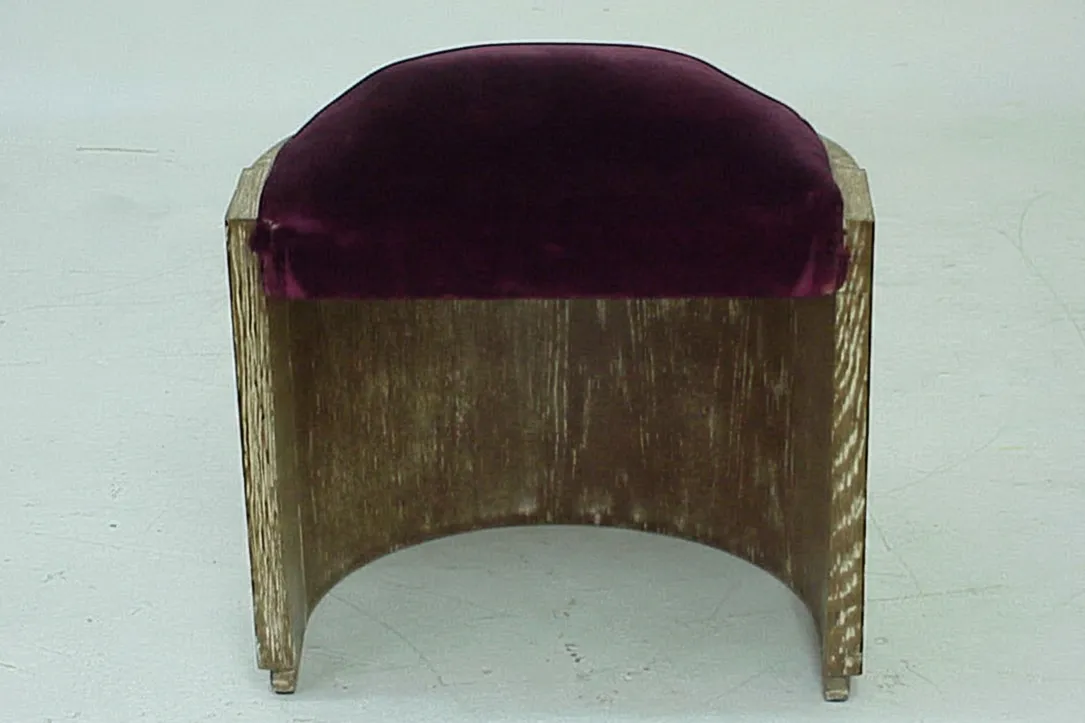 sgabello antico con cuscino viola e design elegante