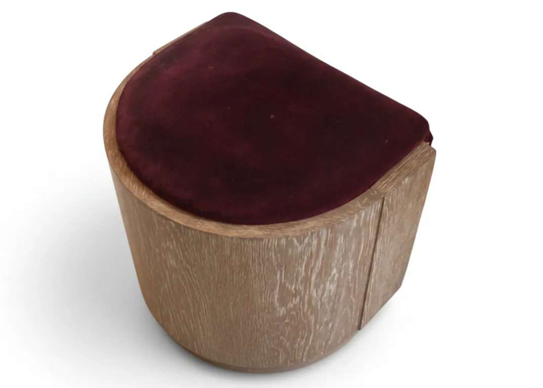 Tabouret ancien avec coussin confortable sur le dessus