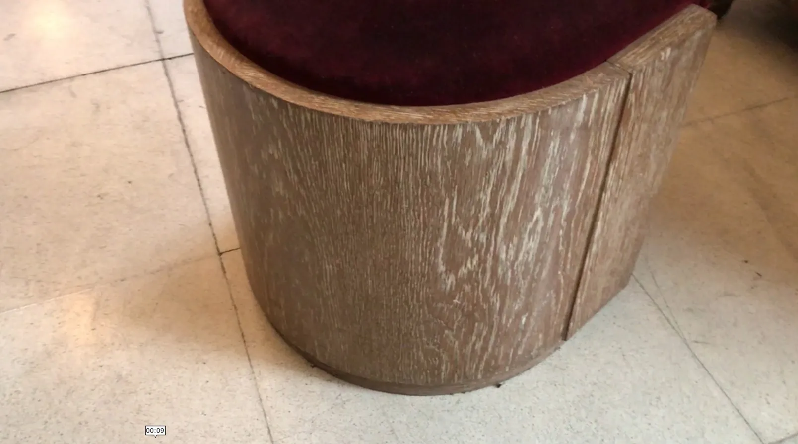 banqueta antigua redonda en ambiente moderno, se ve un taburete con asiento de terciopelo