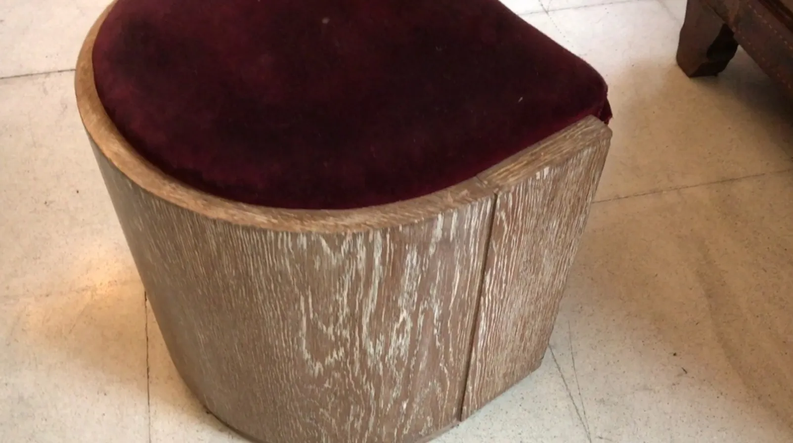 tabouret ancien avec un design arrondi, dans un cadre classique