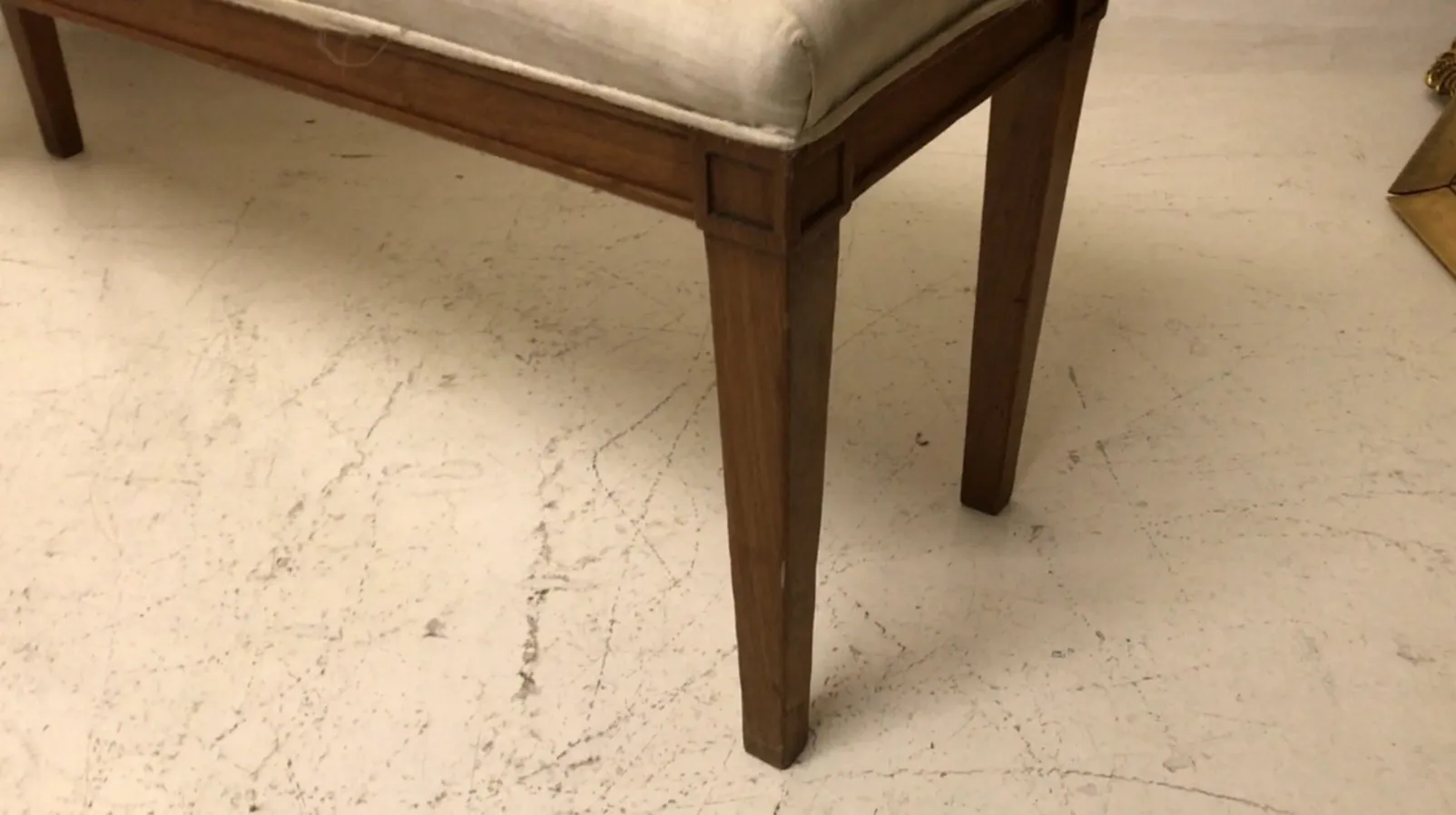 banqueta antigua con diseño simple, patas rectas en un ambiente claro