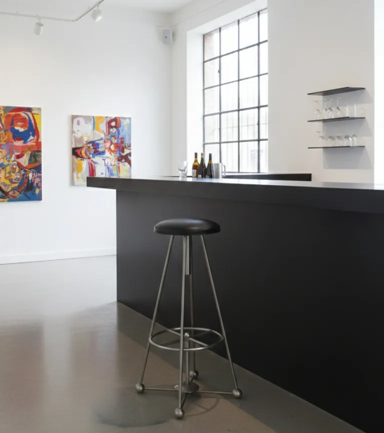 banqueta antiga com assento preto em bar moderno