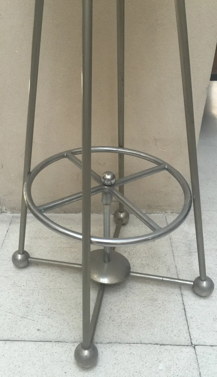 banqueta antiga com design elegante em um ambiente neutro