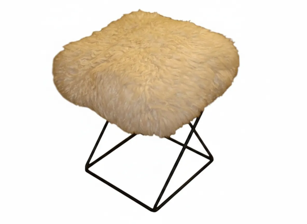 sgabello antico con cuscino quadrato morbido