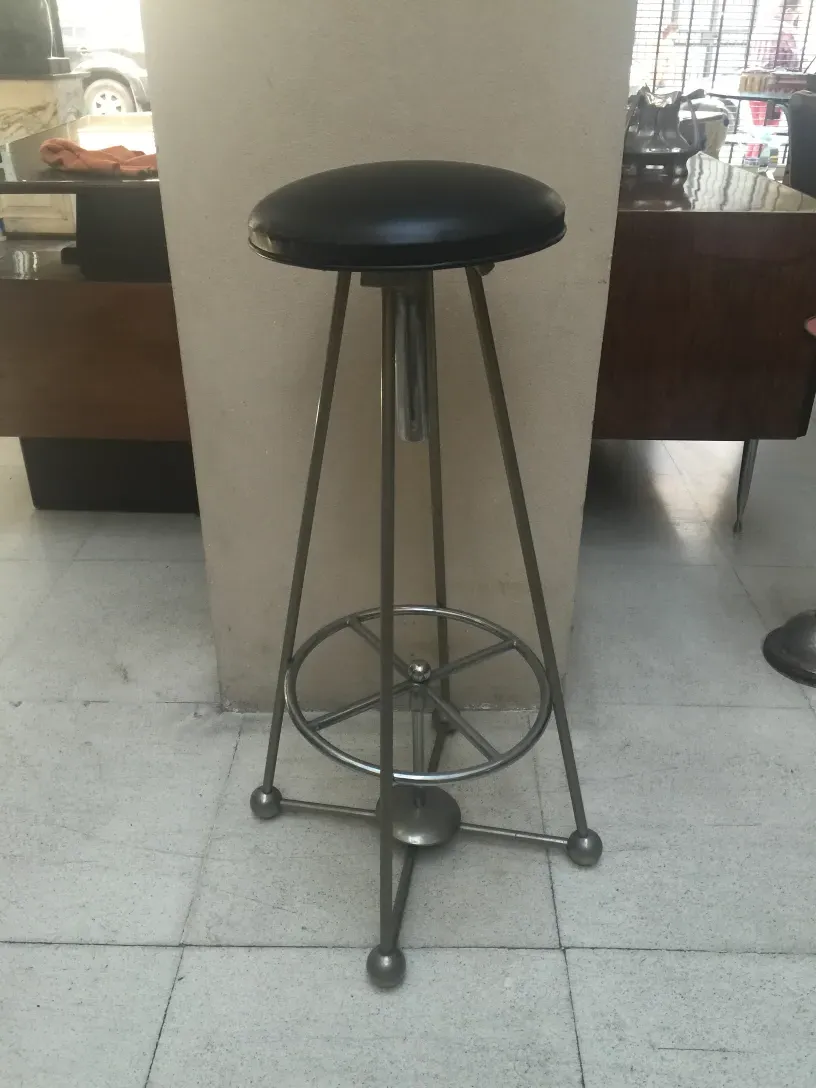 Banqueta antigua con diseño funcional y sobrio, ideal para decoración.