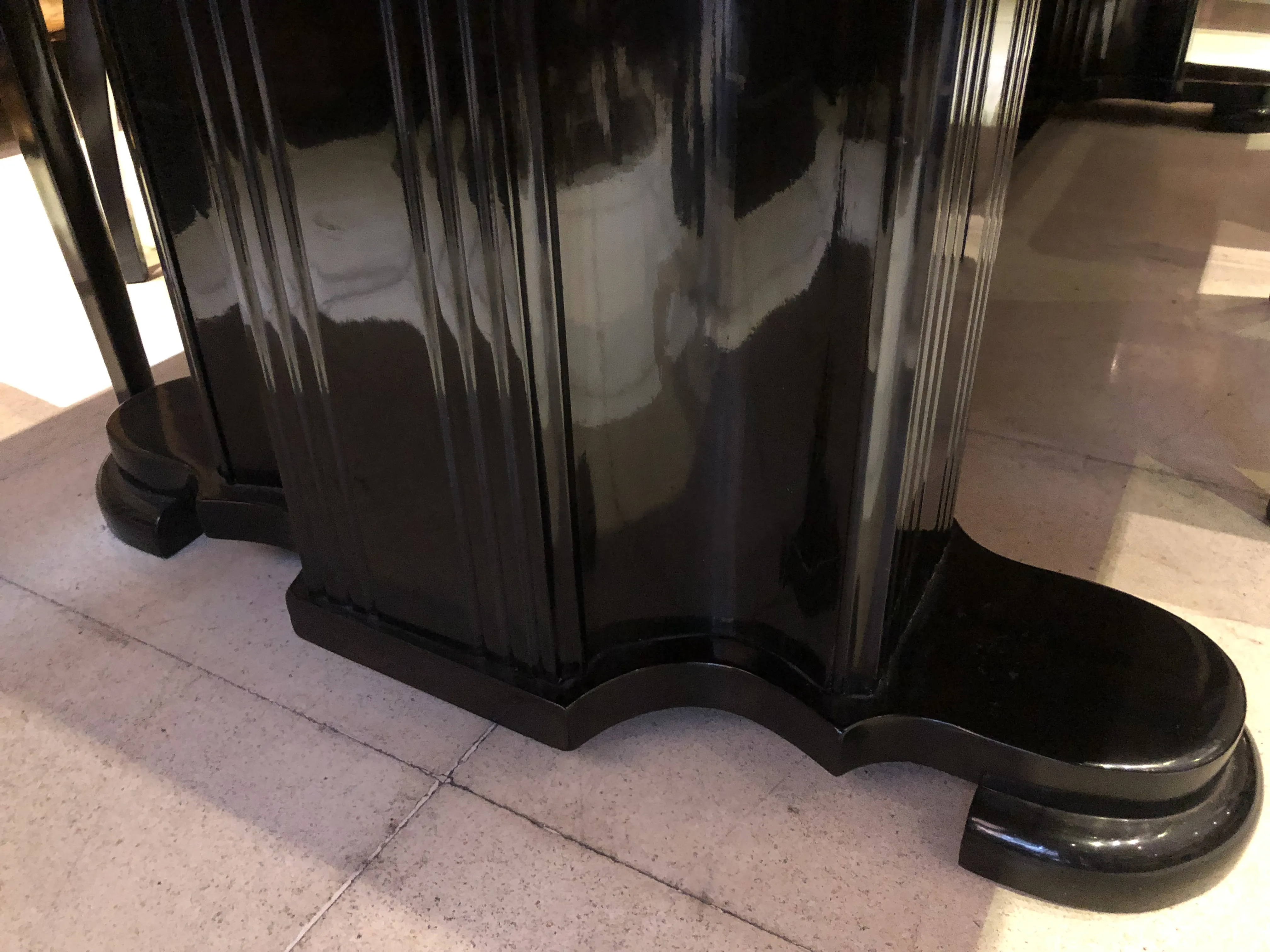 Mesa de comedor antigua para 10 personas con detalles elegantes.