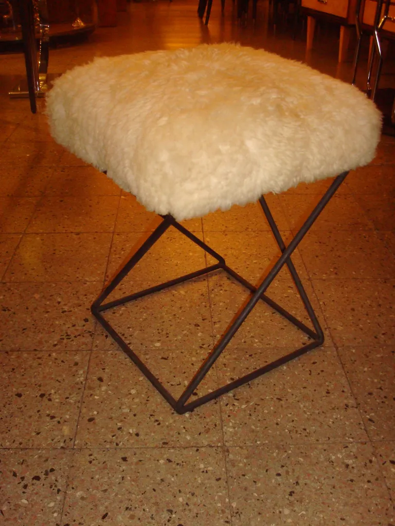 Ancien tabouret avec assise douce dans un cadre chaleureux.