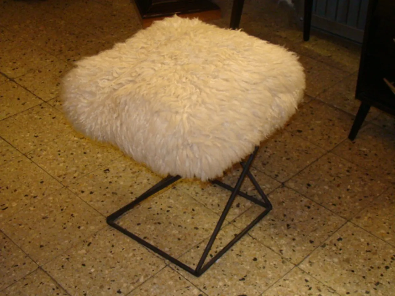 Tabouret ancien avec un siège moelleux dans un cadre accueillant.