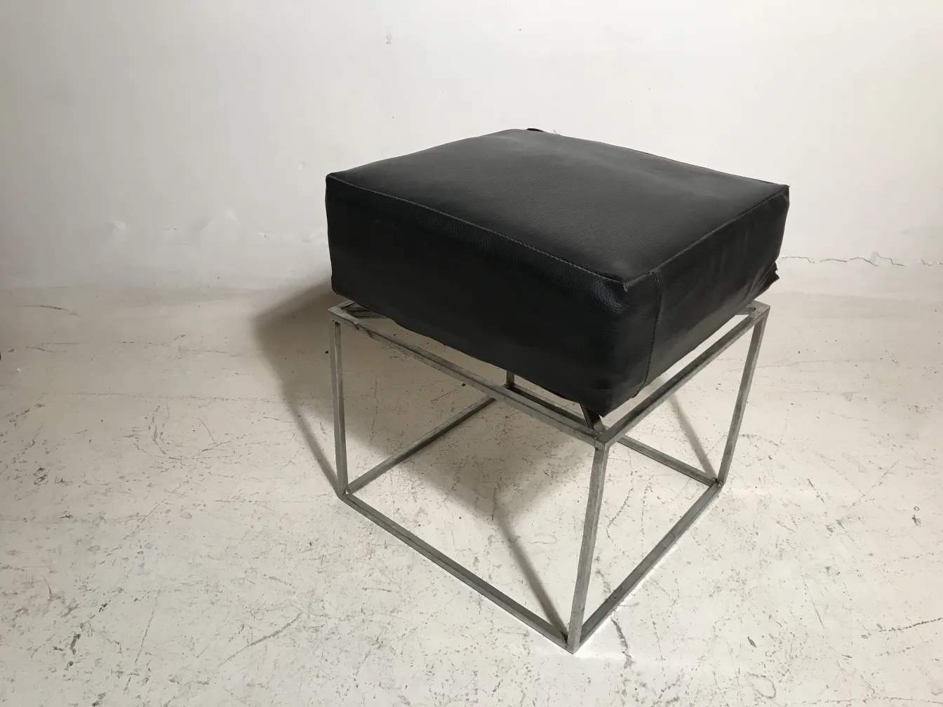 banqueta antiga preta com base metálica