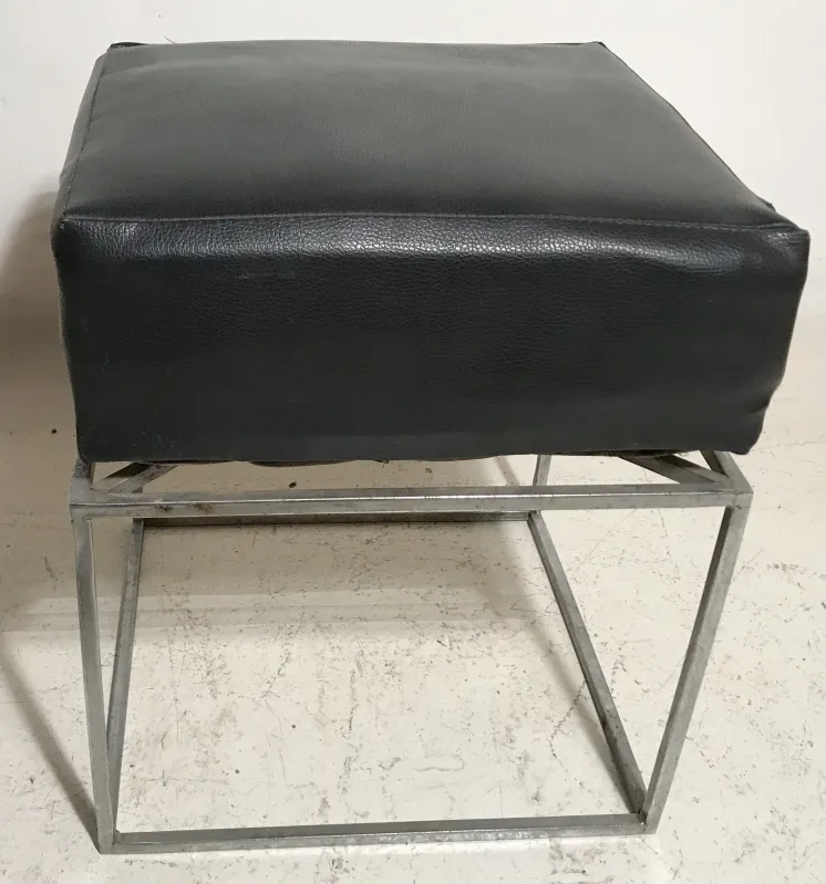 tabouret ancien avec coussin noir et cadre métallique