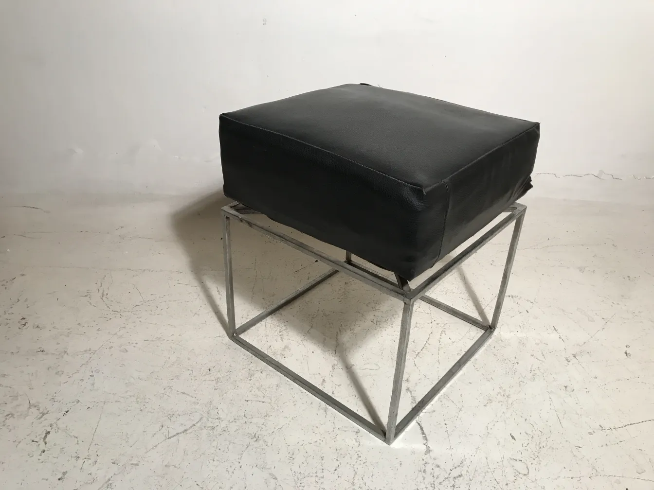 金属ベースの古い黒いスツール