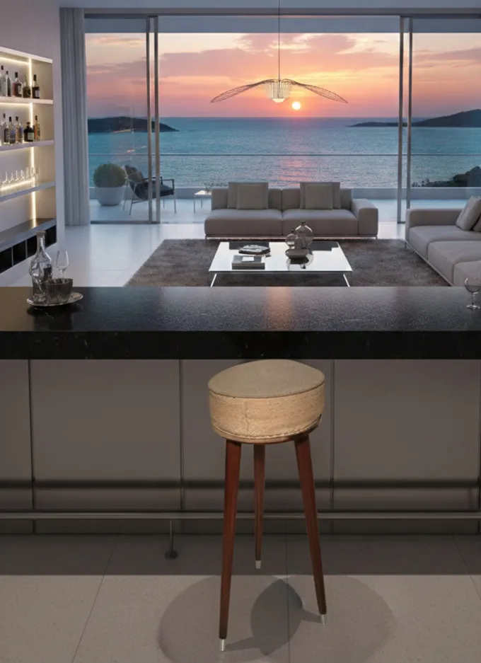 sgabello antico con design contemporaneo ed elegante, in un ambiente moderno sulla spiaggia