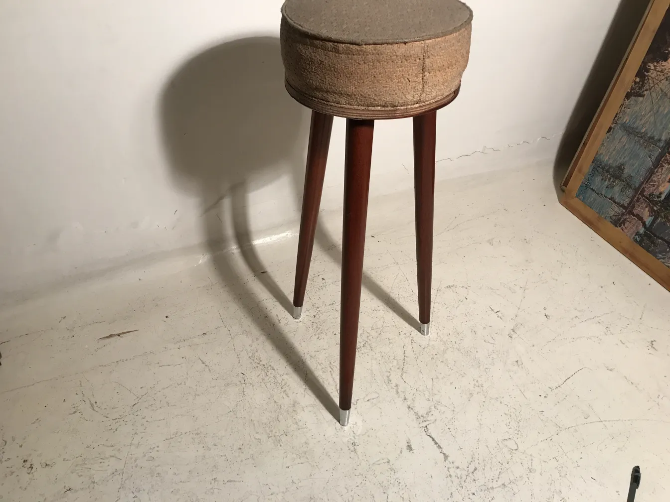 Antiker Hocker mit langen Beinen, neutraler Hintergrund