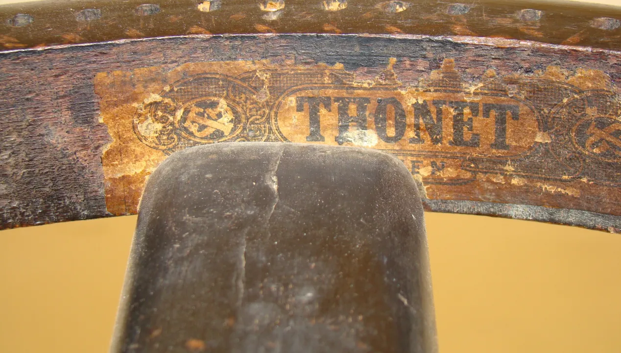 sgabello antico thonet con caratteristiche uniche, sfondo neutro