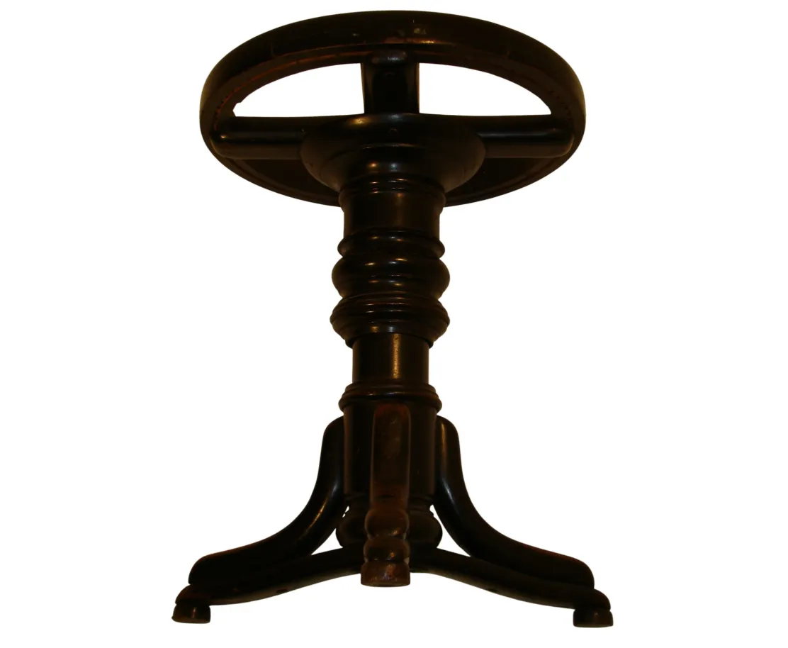 Antigua banqueta Thonet con diseño clásico y elegante.