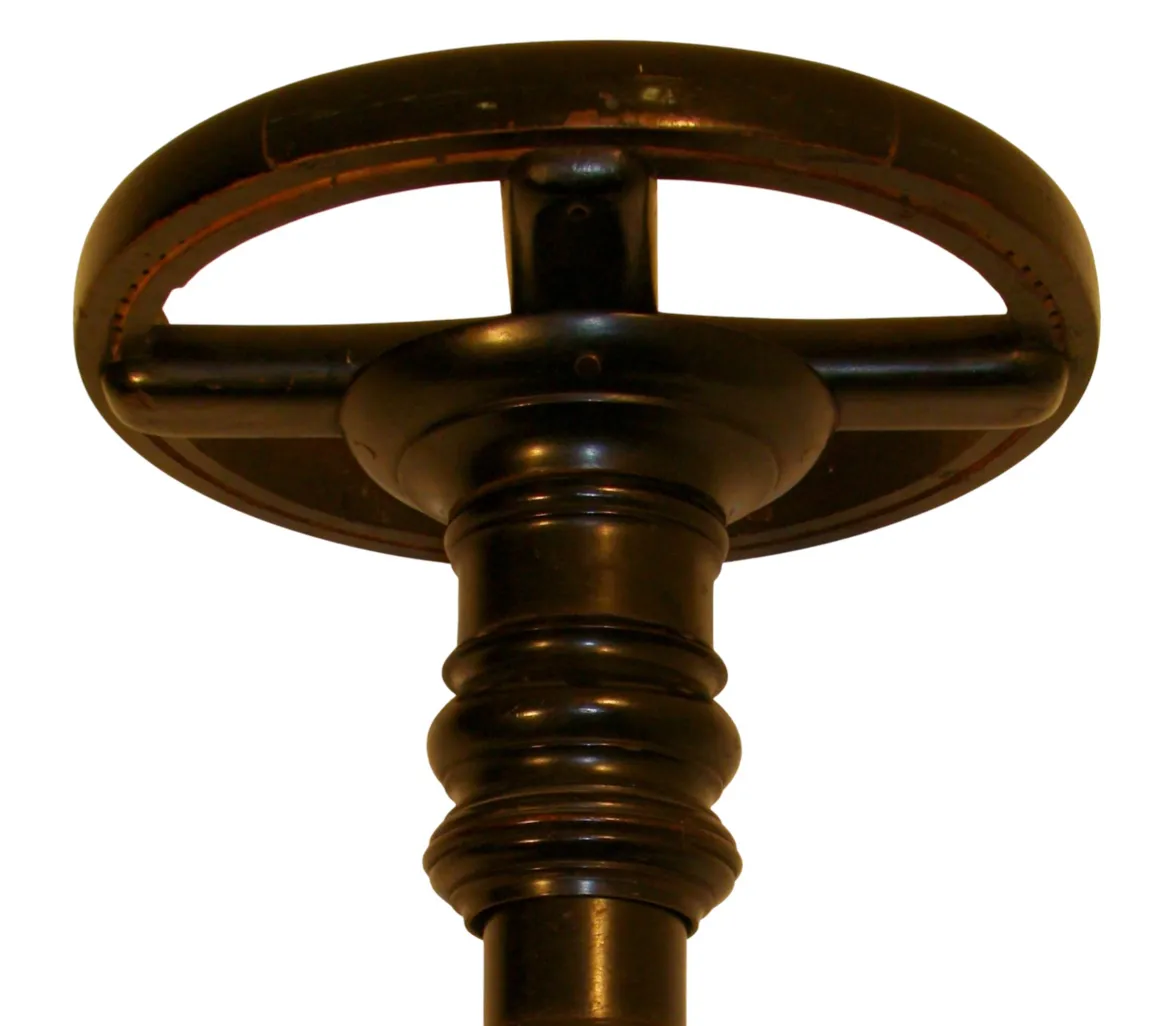 古董小板凳 Thonet 具有独特的特征和优雅的装饰。