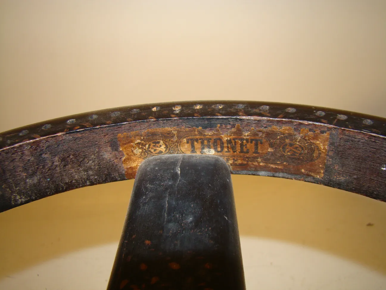detaillierte Ansicht eines antiken thonet hockers mit sichtbaren Markierungen
