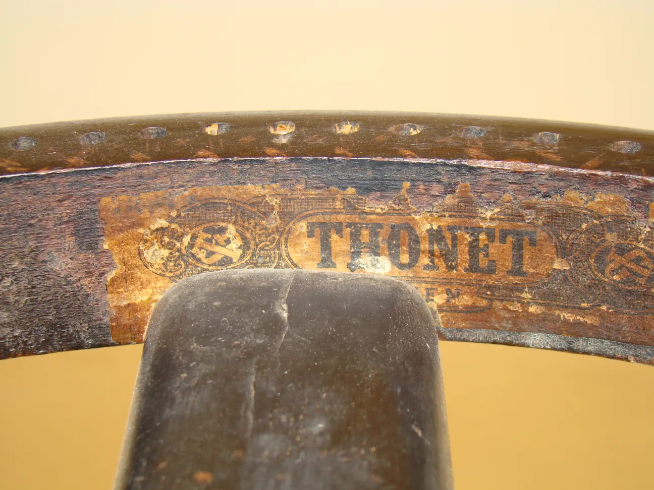Banqueta antiga marca Thonet com detalhes visíveis