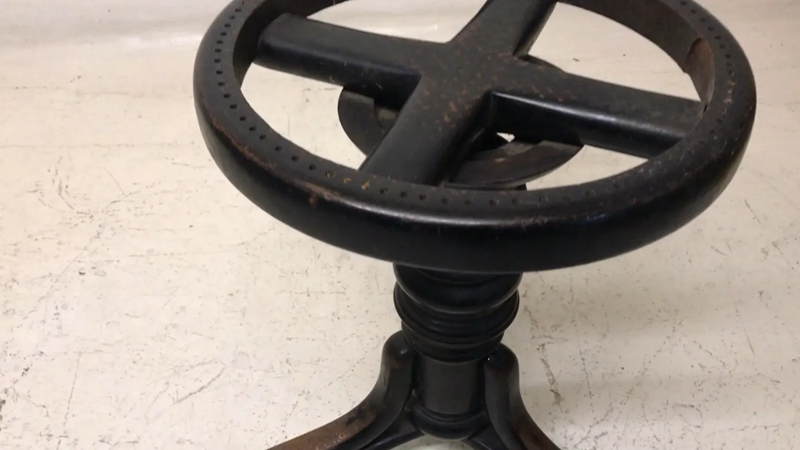 banqueta antigua thonet con base única y detalles decorativos