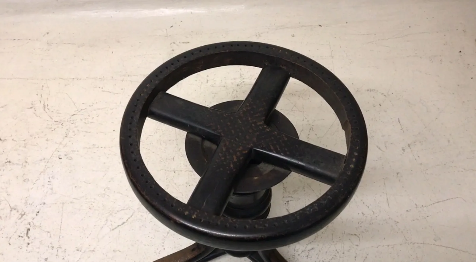 vue du dessus d'un ancien tabouret thonet, motif perforé, design classique