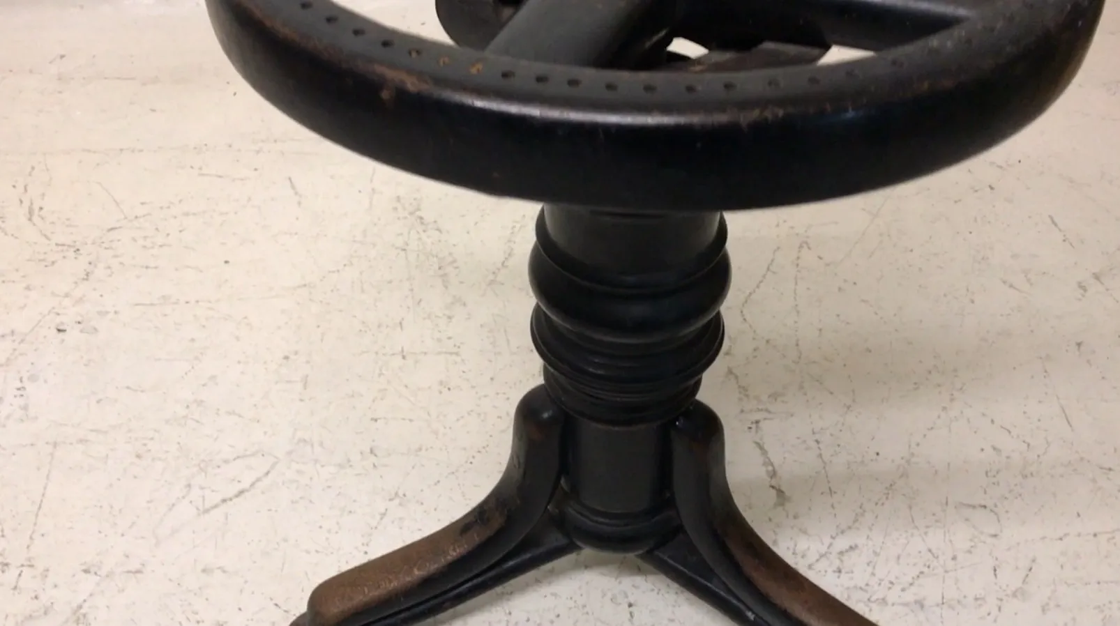 Banqueta antigua Thonet con diseño clásico, patas estables y acabado oscuro, ideal para decoración.