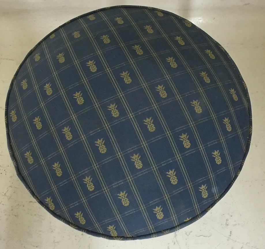 banqueta antigua redonda con estampado de piñas en azul