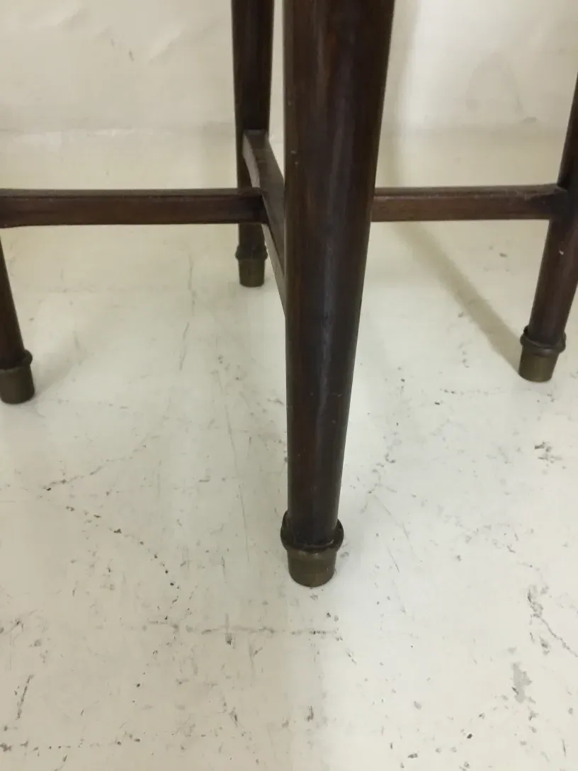 antiga banqueta com detalhes visíveis