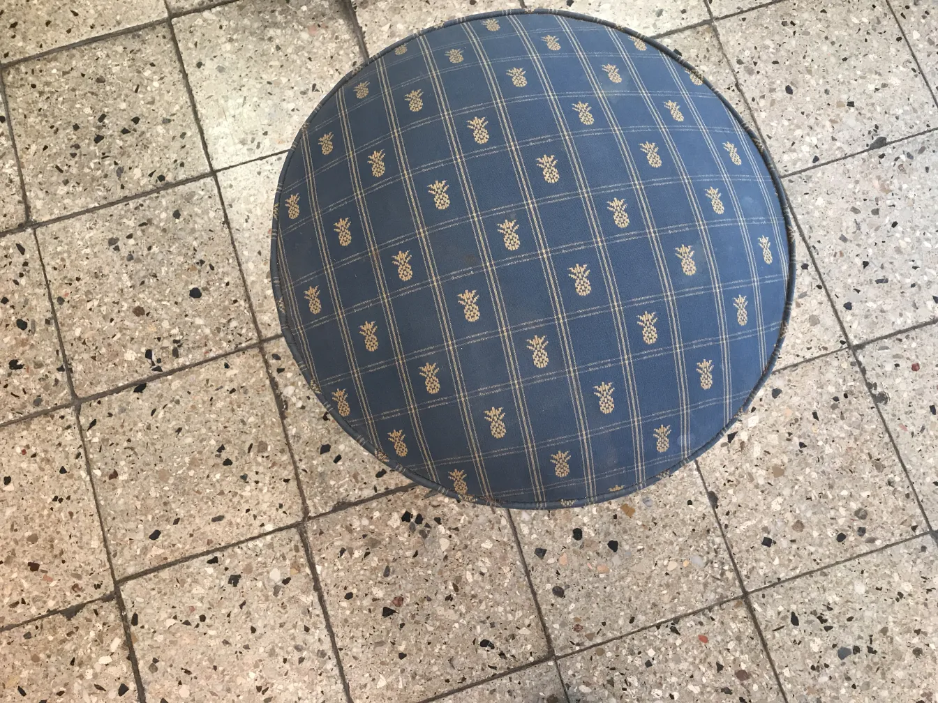 antiker runder Hocker mit blauer Polsterung im Ananas-Muster