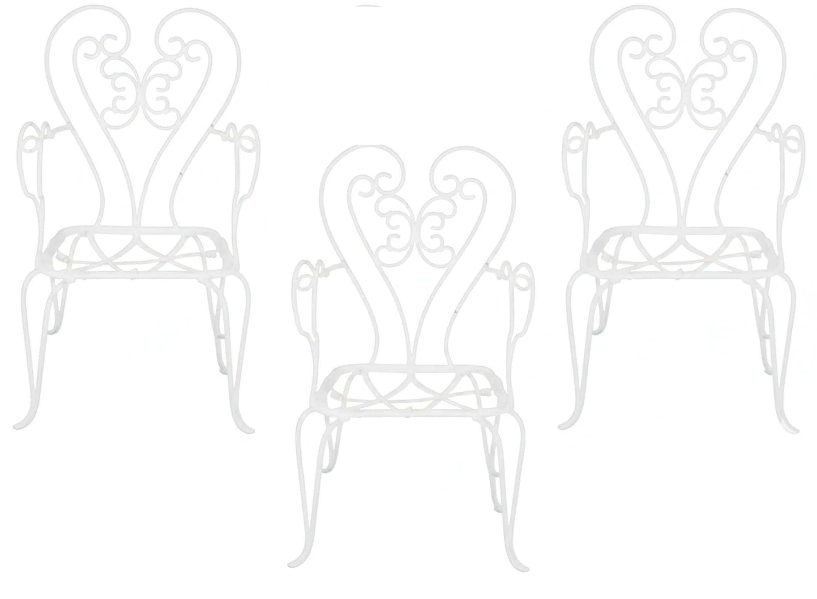 Trois fauteuils de jardin antiques avec un design élégant dans un cadre décoratif.