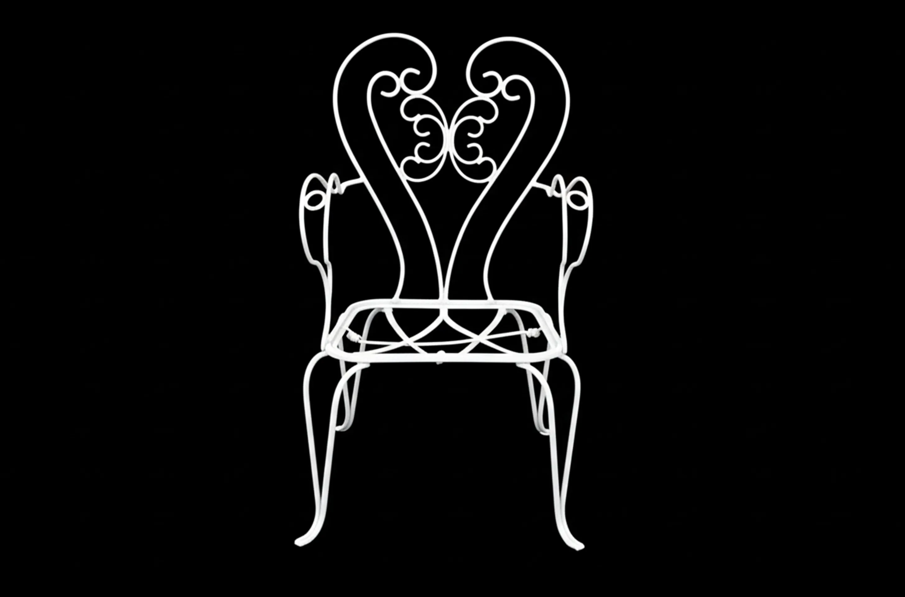 três antigas poltronas de jardim com um design elegante em um ambiente aconchegante.