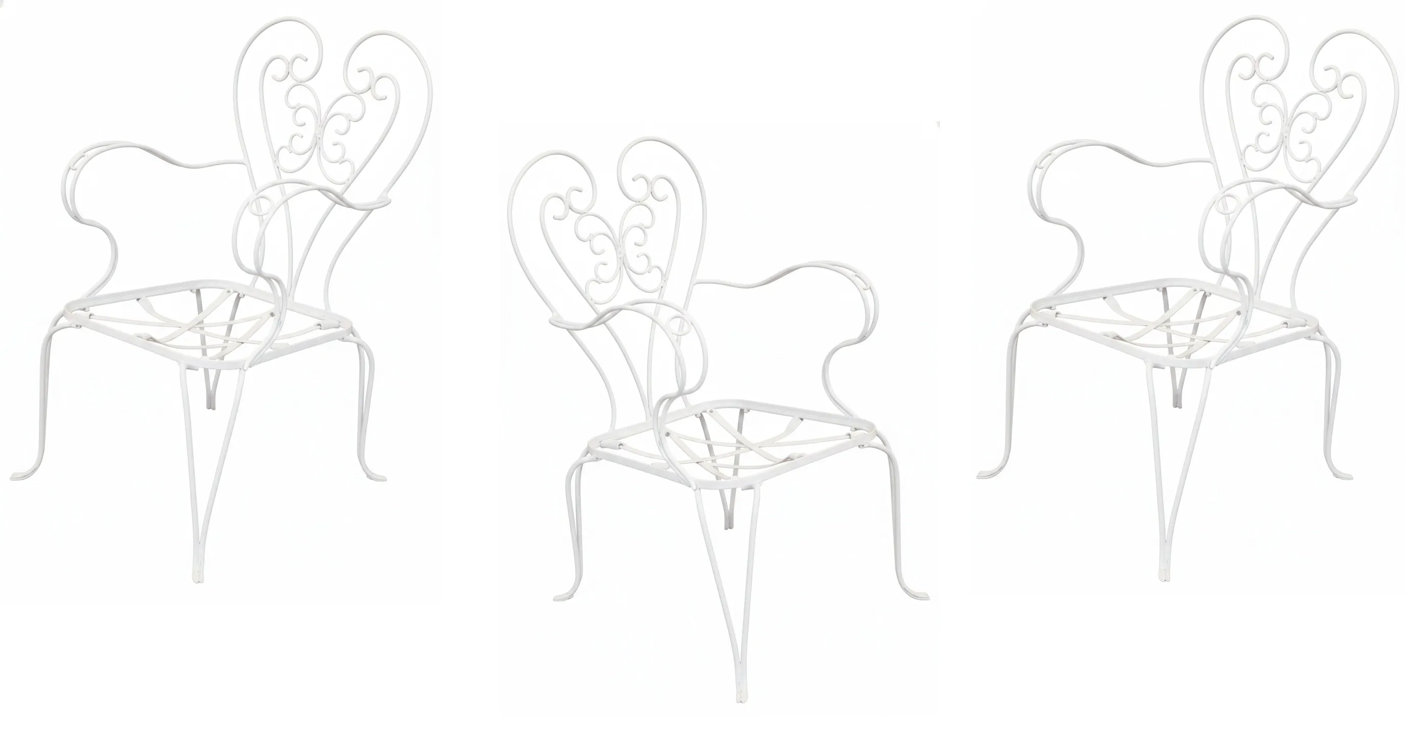 3 प्राचीन बगीचे की आरामकुर्सी, अनूठे डिजाइन के साथ, एक आकर्षक सेटिंग में.