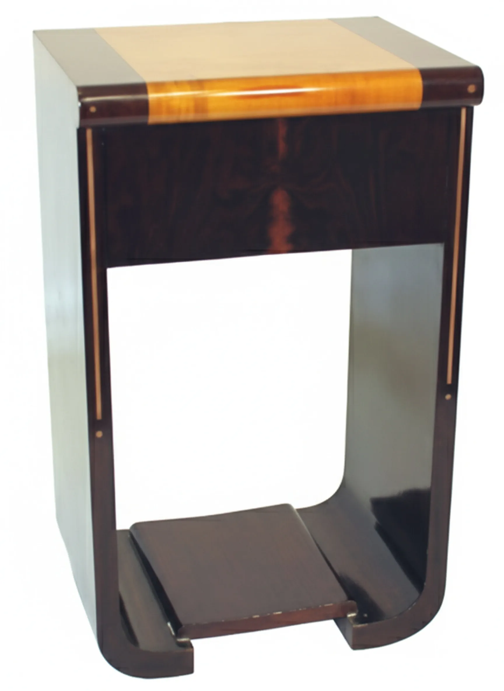 antiga consola com design elegante e espaço de armazenamento em um ambiente clássico