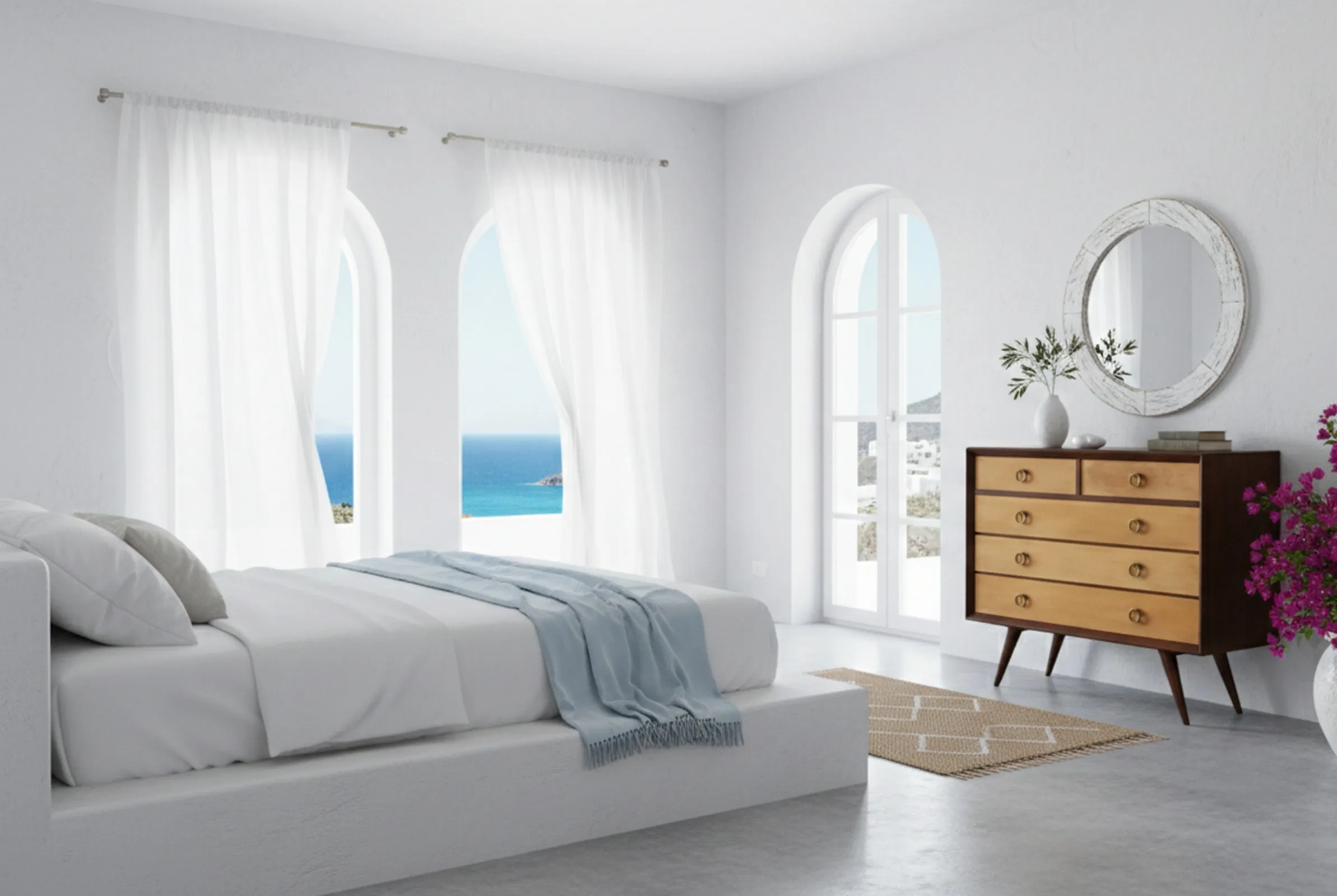 Gaveteira antiga em quarto iluminado com vista para o mar, decorada com flores e espelho