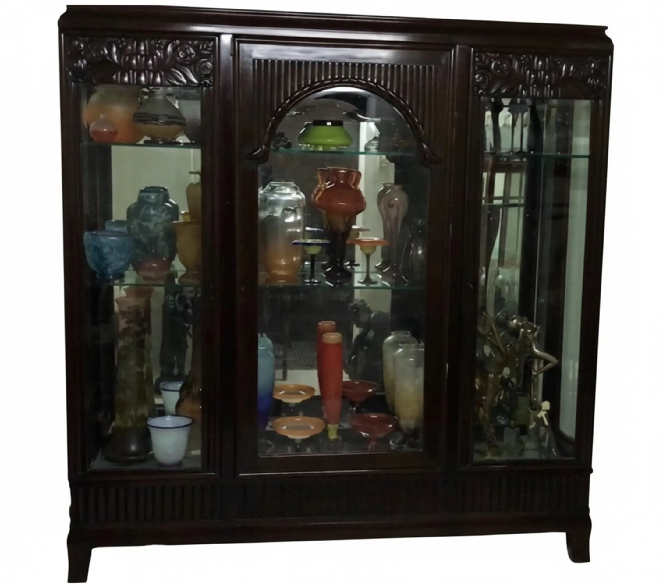 古老的陈列柜展示各种装饰品。