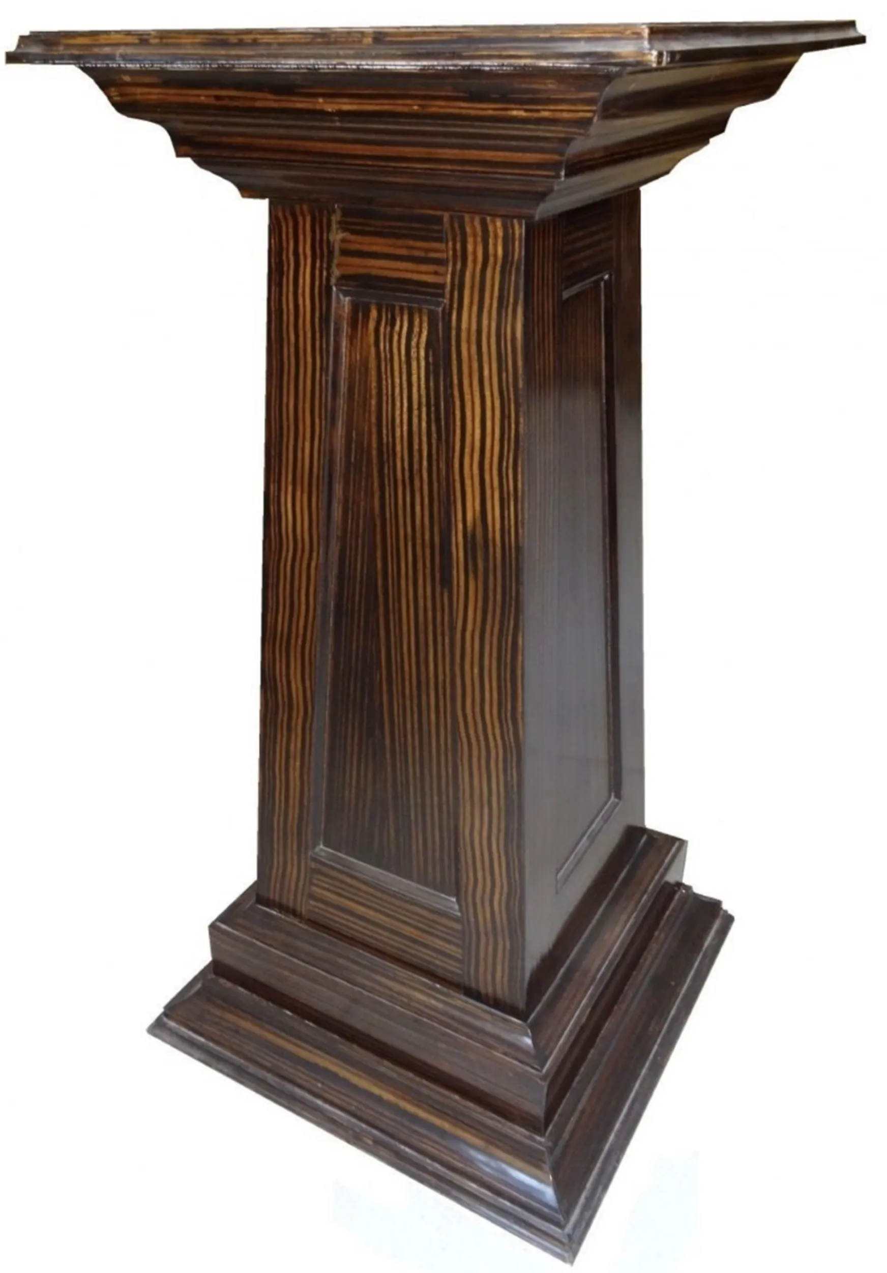 columna antigua con detalles elaborados y formas únicas