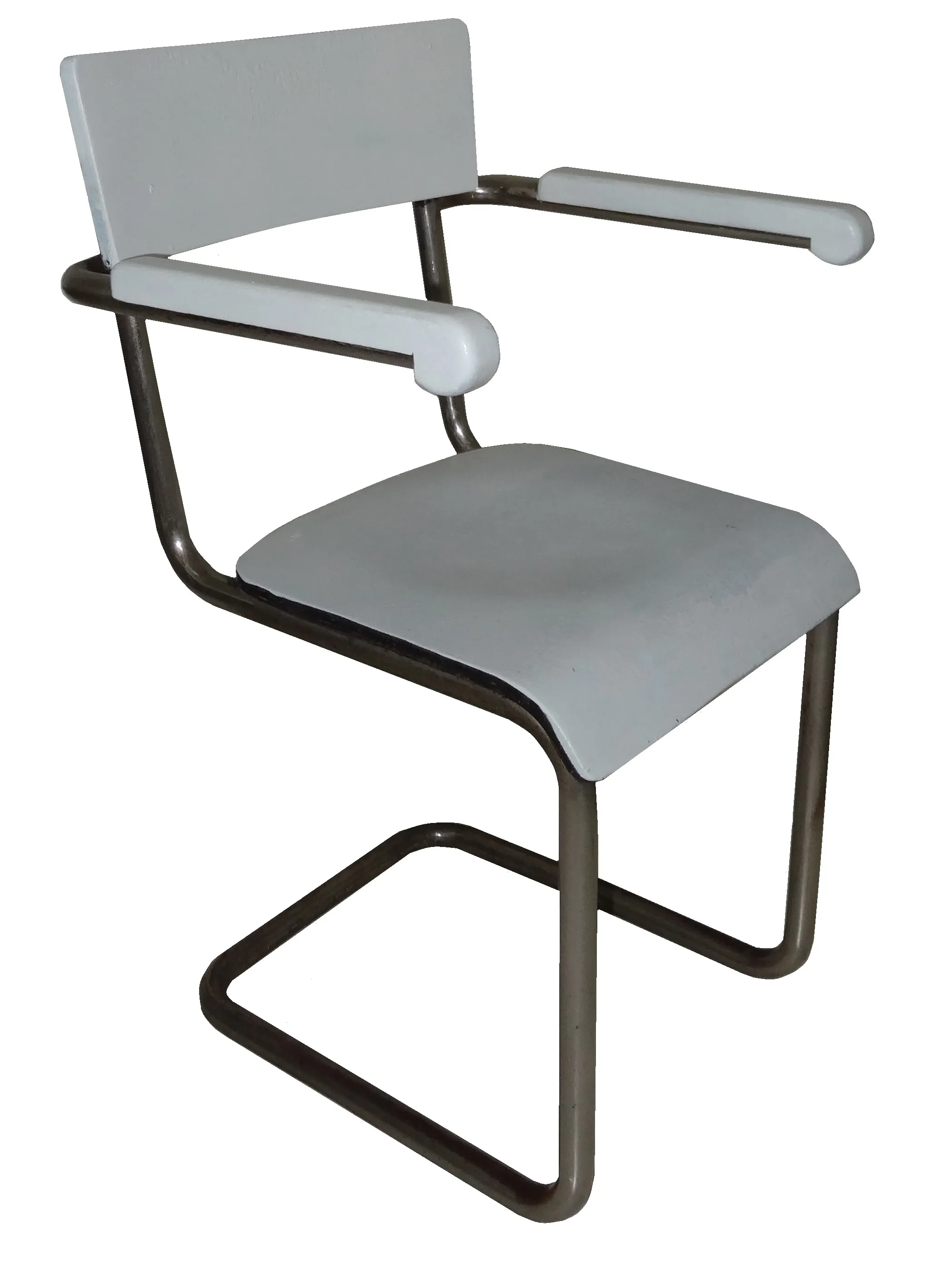 Fauteuil de bureau ancien, couleur grise, design moderne dans une scène simple.