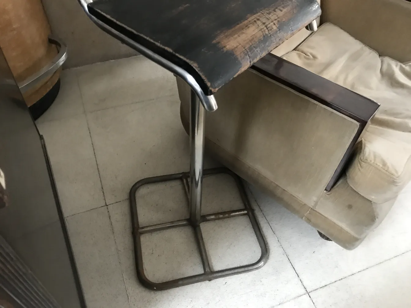 sedia antica da restaurare, in un ambiente accogliente