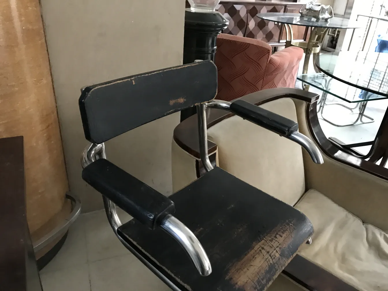 cadeira de design antigo com braços, desgaste visível