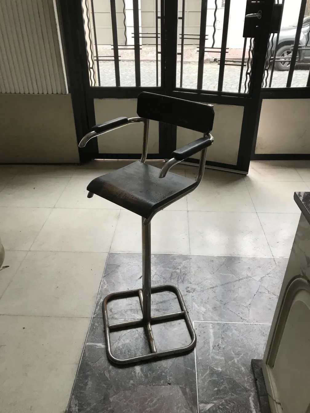 cadeira antiga Brehuer em um ambiente iluminado