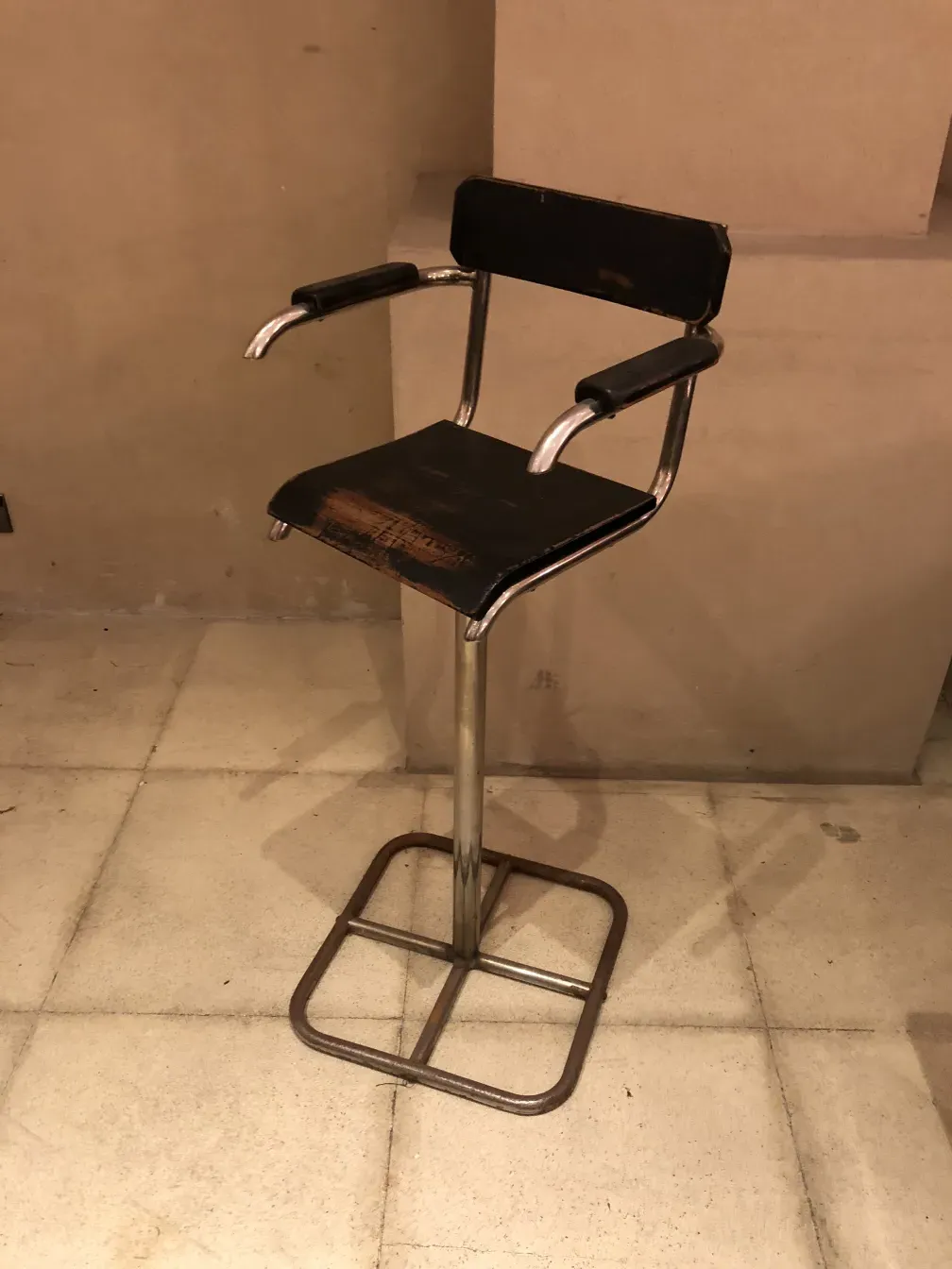 Cadeira antiga com design único, ideal para restaurar, fundo simples.