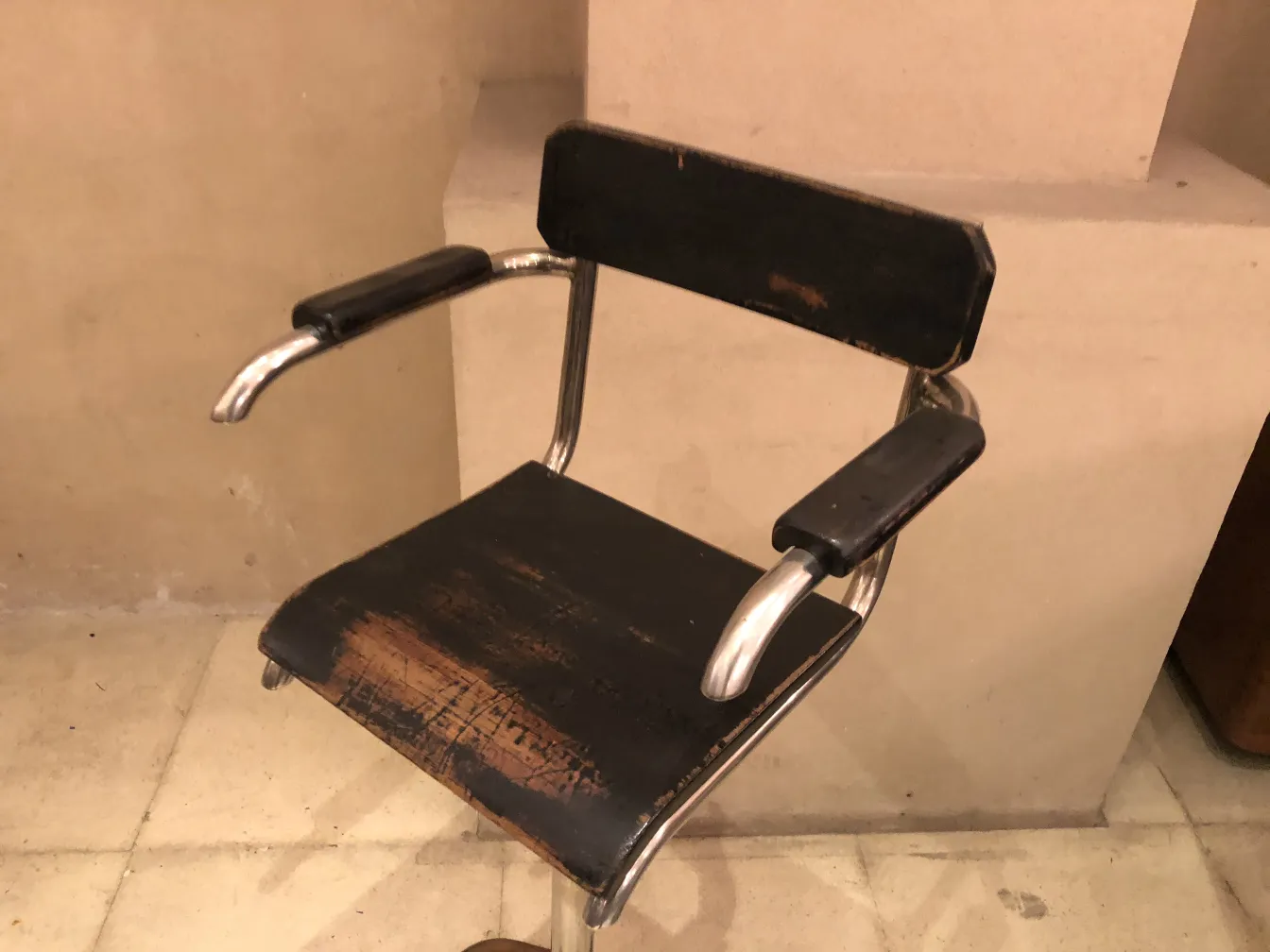 cadeira antiga Brehuer com detalhes ao redor