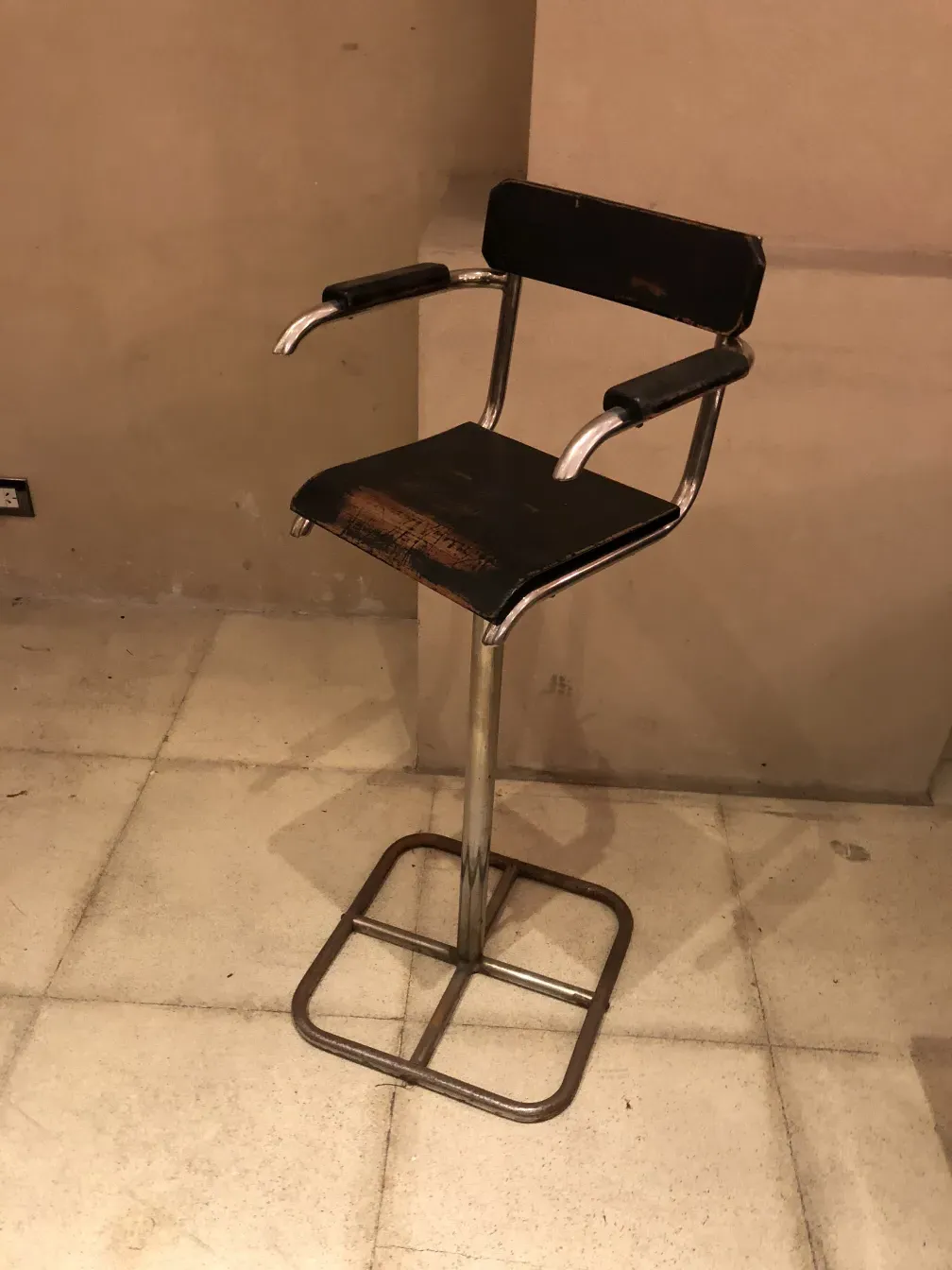 silla antigua para restaurar, diseño Brehuer, fondo neutro