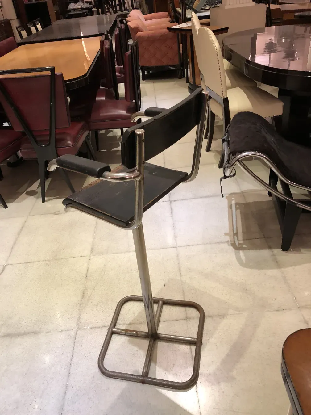 antikstuhl Brehuer mit einzigartigem Design in Esszimmer-Umgebung