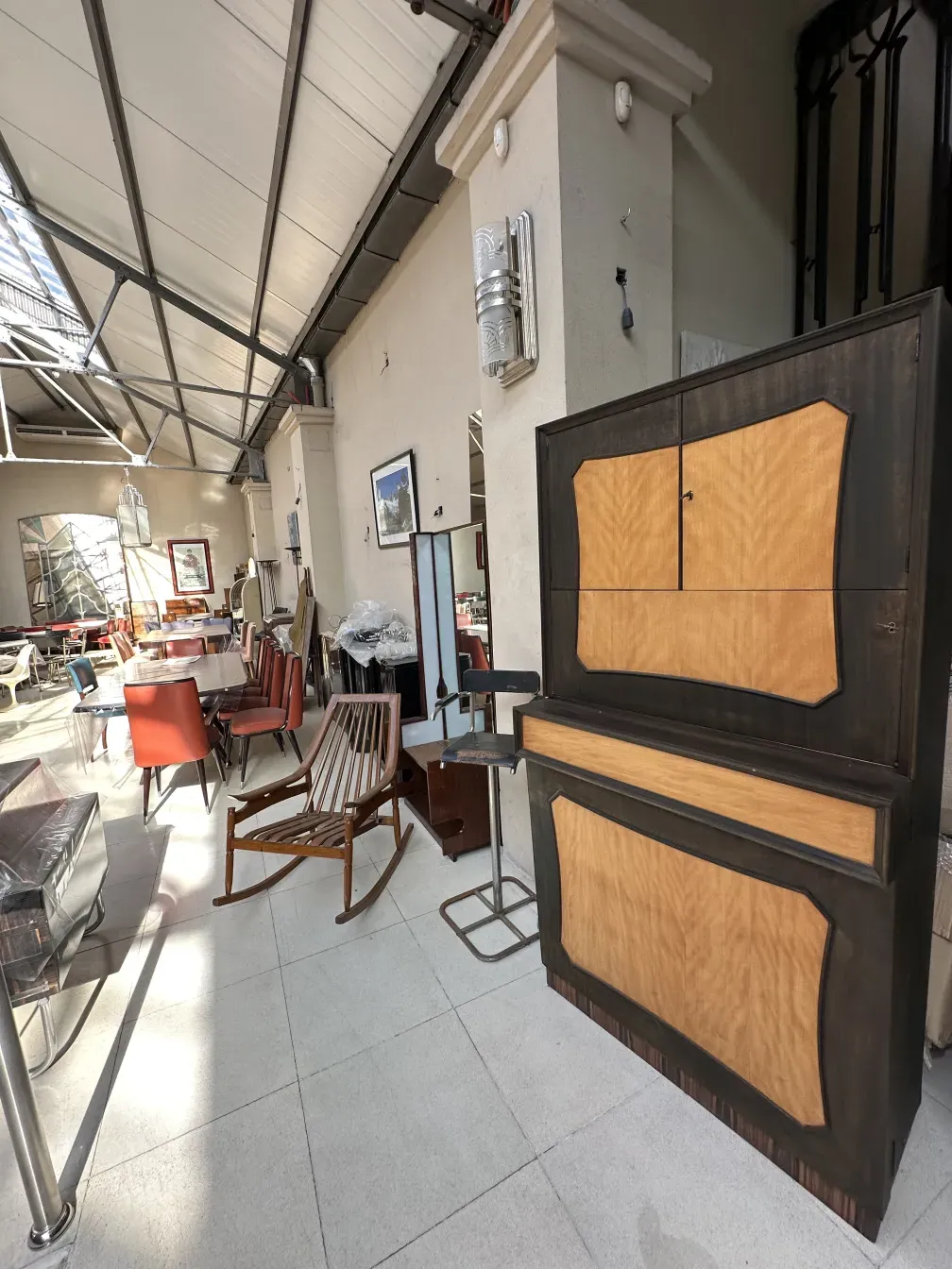 chaise antique brehuer à restaurer, dans un environnement d'antiquités