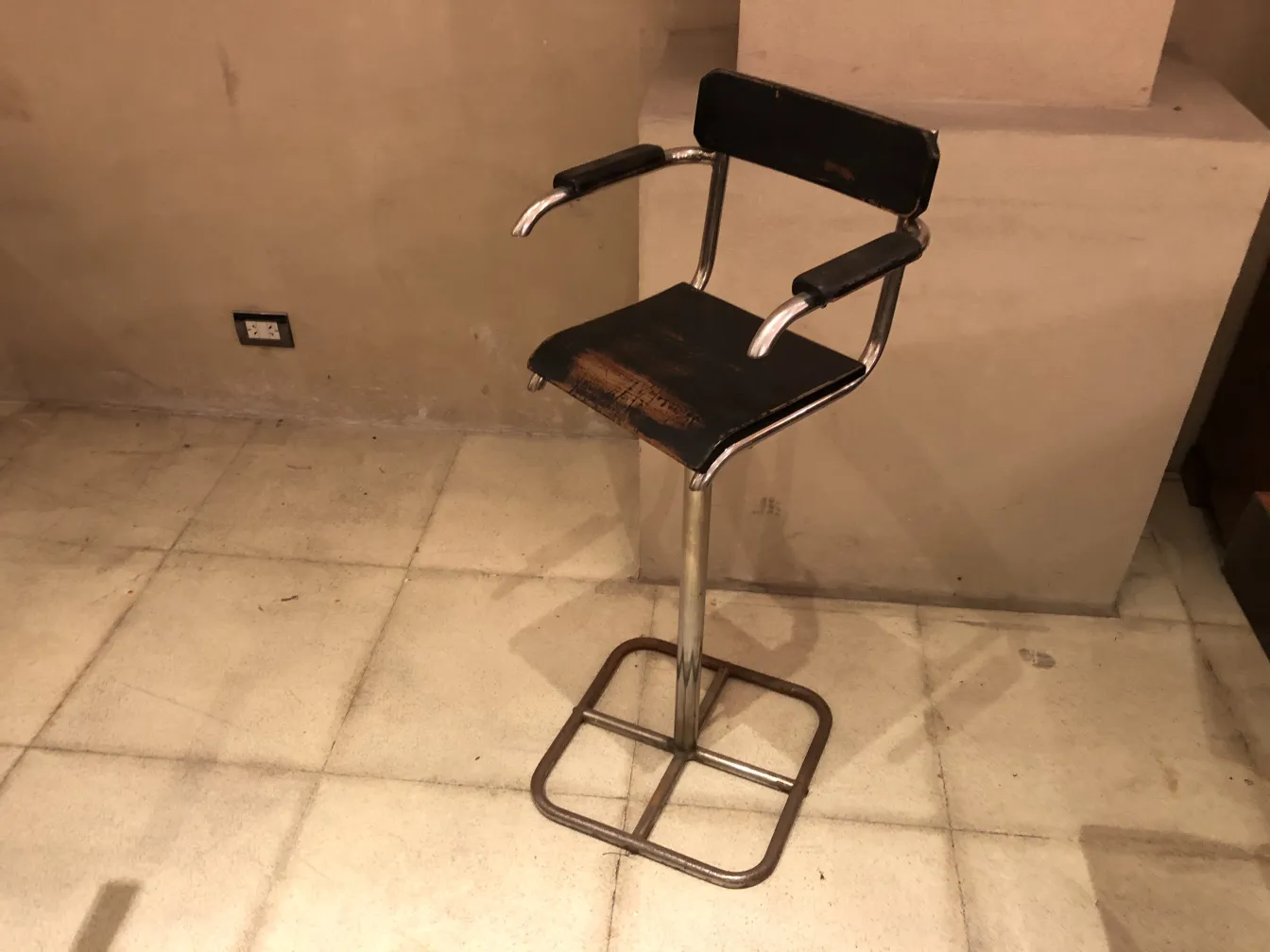 antiker Brehuer Stuhl mit klassischem Design in neutraler Umgebung