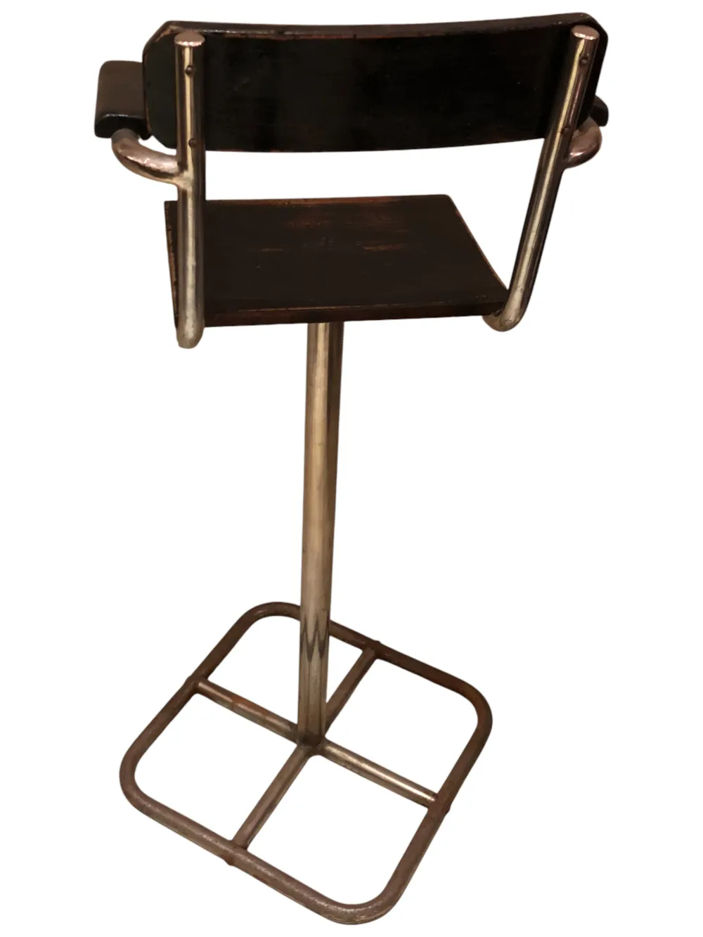 Antiker Brehuer-Stuhl mit Metallbasis und schwarzer Rückenlehne.