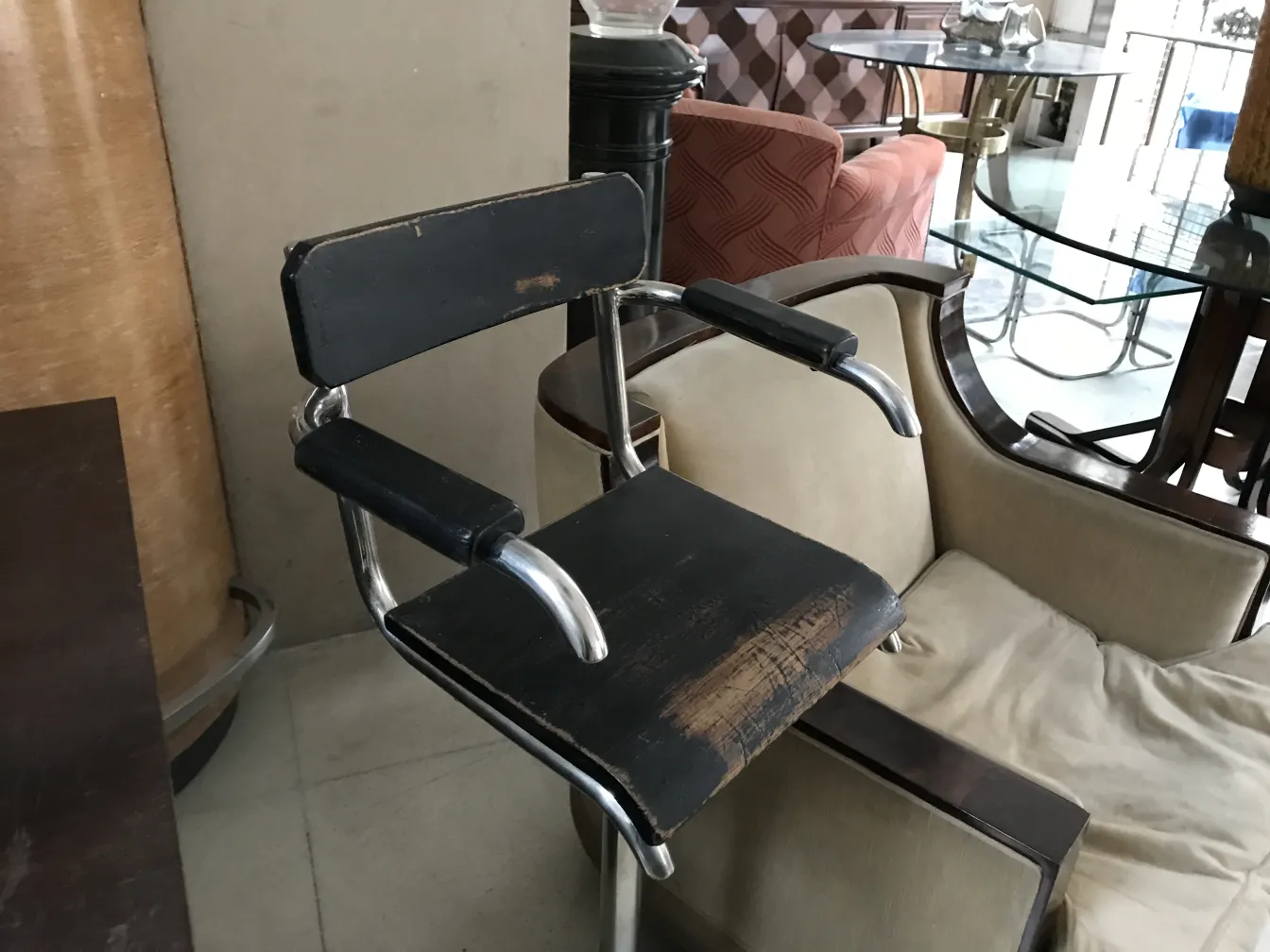 Chaise ancienne Breuer avec accoudoirs, finition noire, cadre élégant.