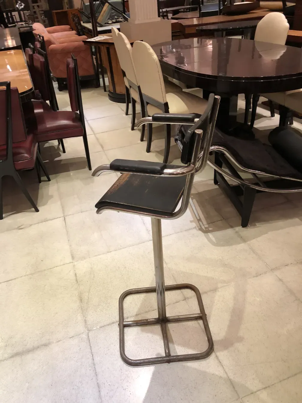 chaise antique brehuer dans un environnement avec d'autres chaises